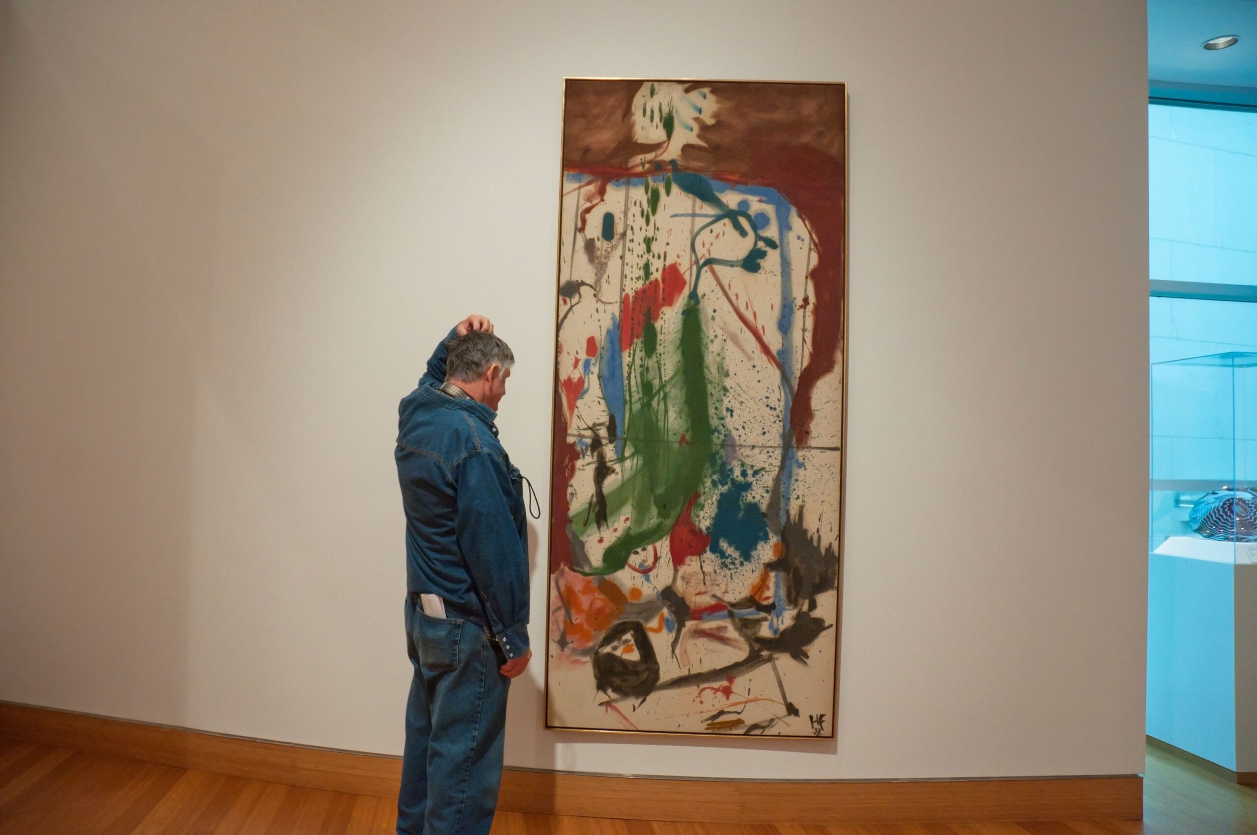 Man looking at Las Mayas 1958 oil on canvas by Helen Frankenthaler. Pat Canova / Alamy Stock Photo