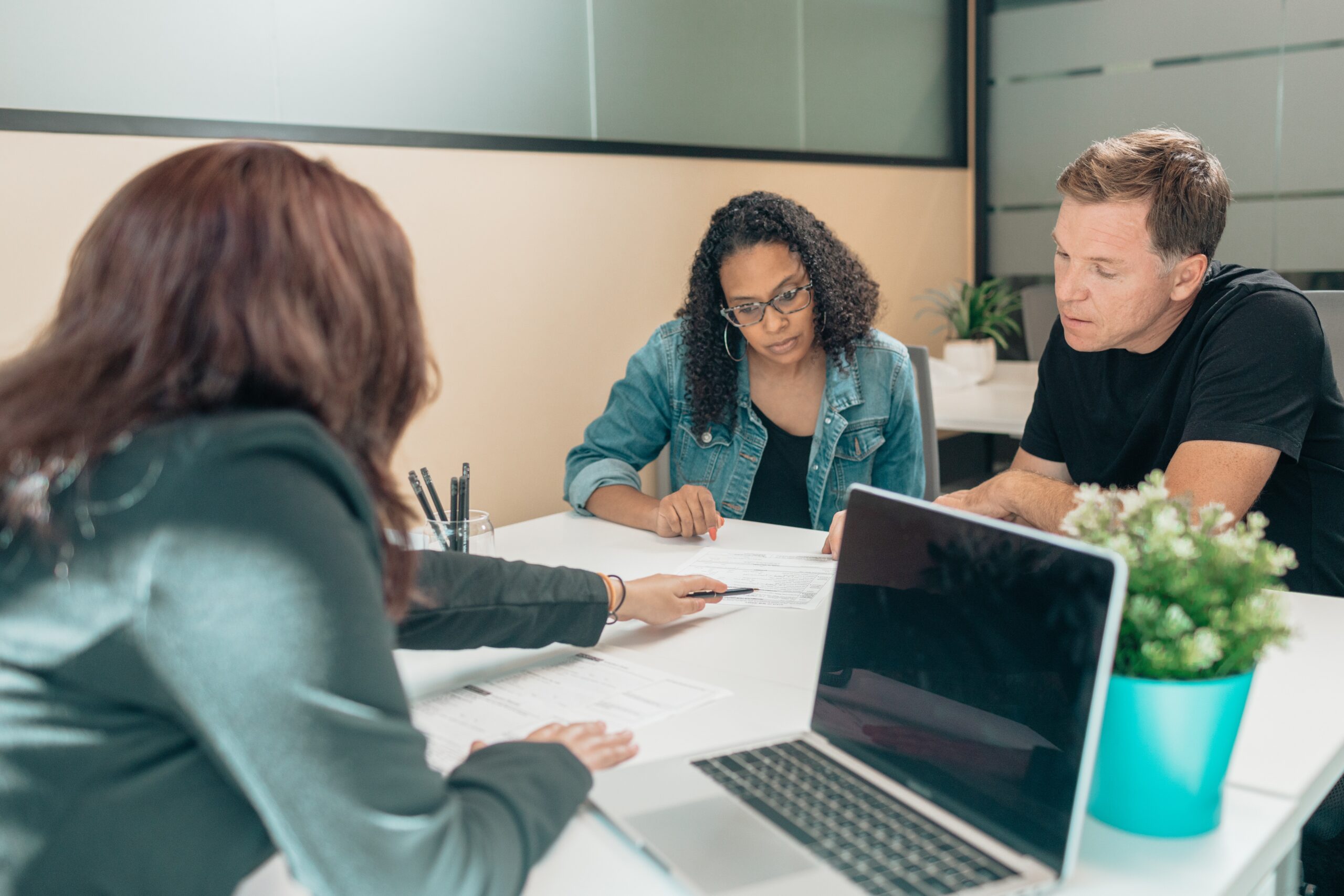 Agent reviews real estate markets with clients. Photo by Kindel Media on Pexels