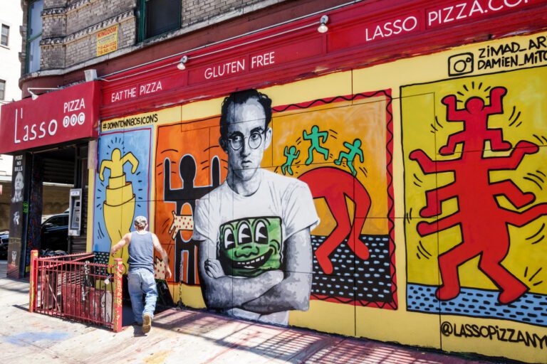 L’asso Pizza exterior mural depicting Keith Haring. Jeffrey Isaac Greenberg / Alamy Stock Photo
